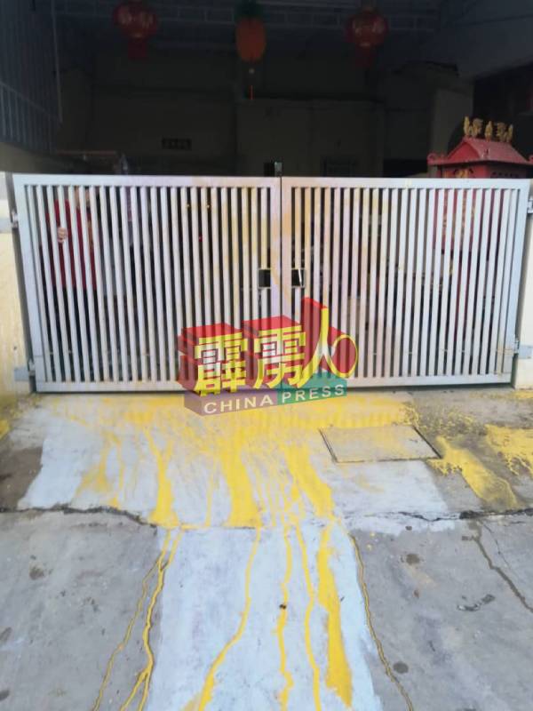 锺先生的住家除了遭泼红漆，铁门也被泼黄漆。