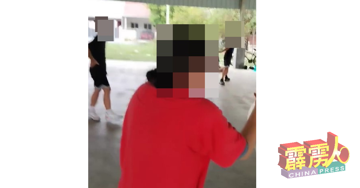 华裔妇女不满一群少年在住家前的篮球场运动，拿着平板电脑前往干扰。（视频截图）