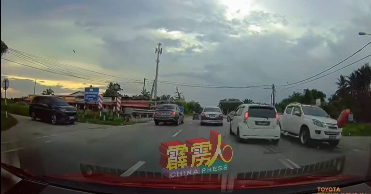 白色迈薇轿车周日（3日）在槟怡大道上涉嫌危险驾驶，警方正在追查肇祸司机的下落。 （社媒截图）