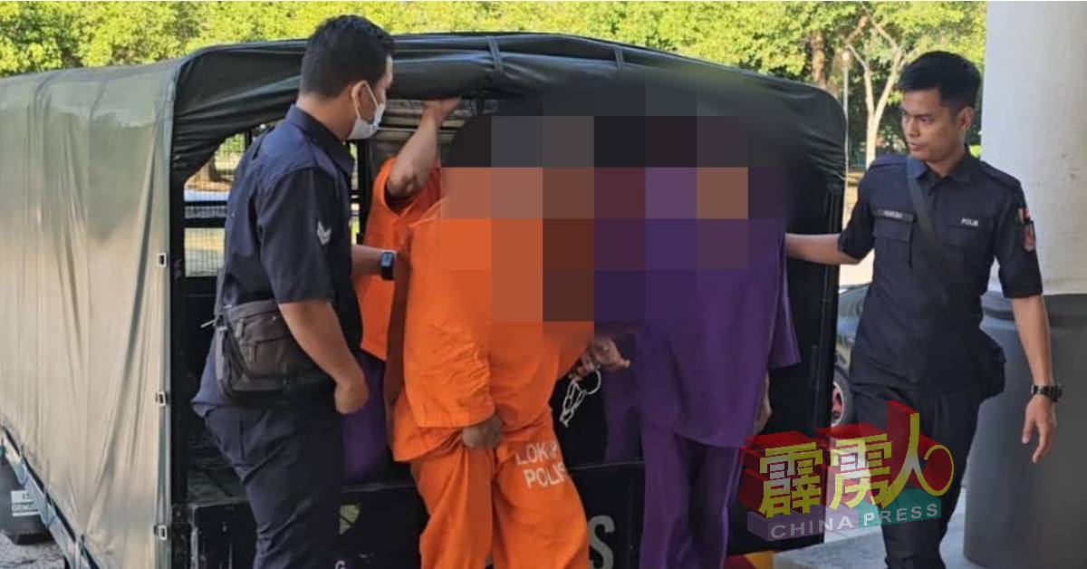 身穿橙色囚衣的嫌犯（左2），被带至曼绒推事庭申请延扣。