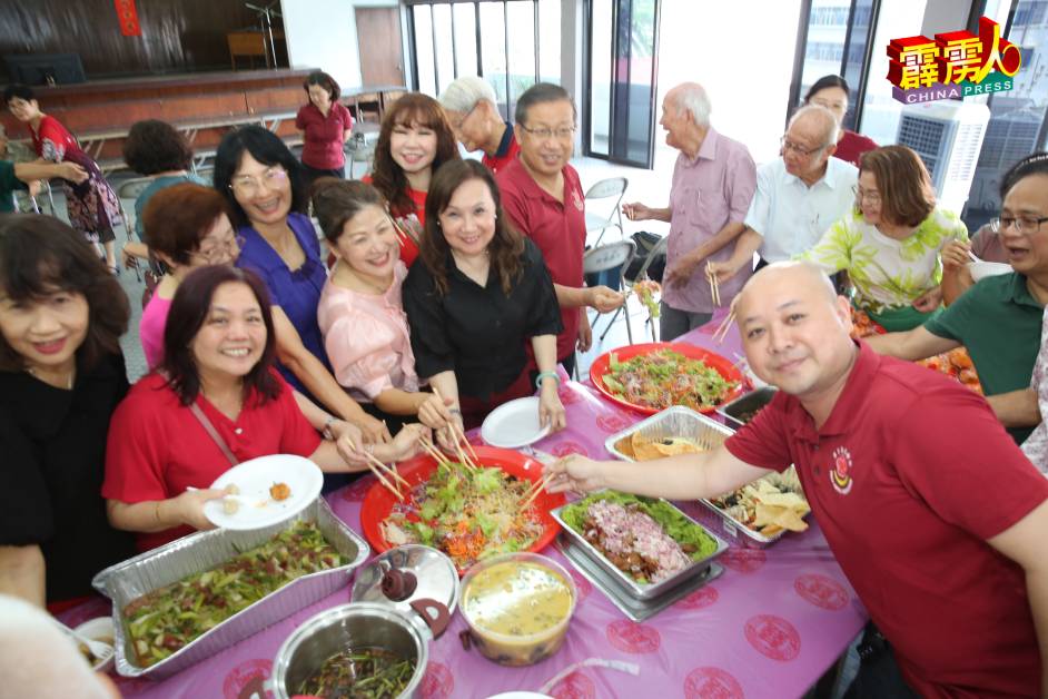 乡亲开心地一同捞生及品尝家乡美食。