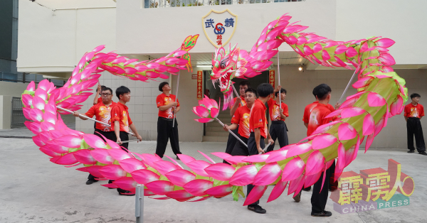 怡保中国精武体育会舞龙队在今年将出动出动2条龙出征“2024中国-东盟（南宁青秀）国际传统舞龙邀请赛”，其中一条为荷花龙。