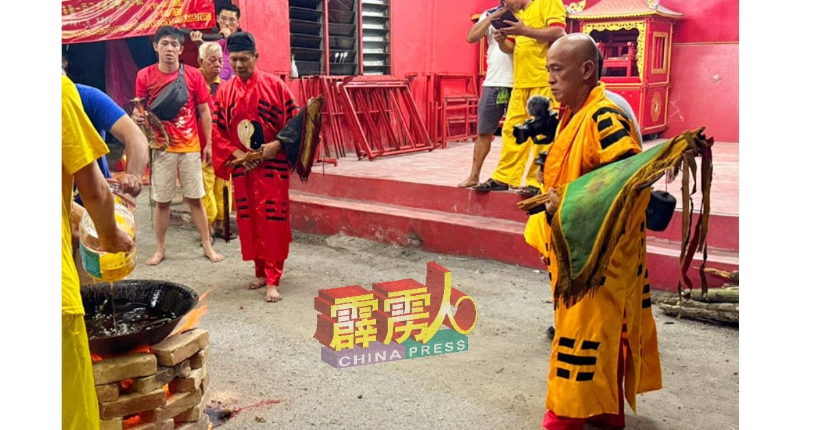 乩童在开油锅仪式上，念咒向上天祷告，祝愿近年风调雨顺，国泰民安。