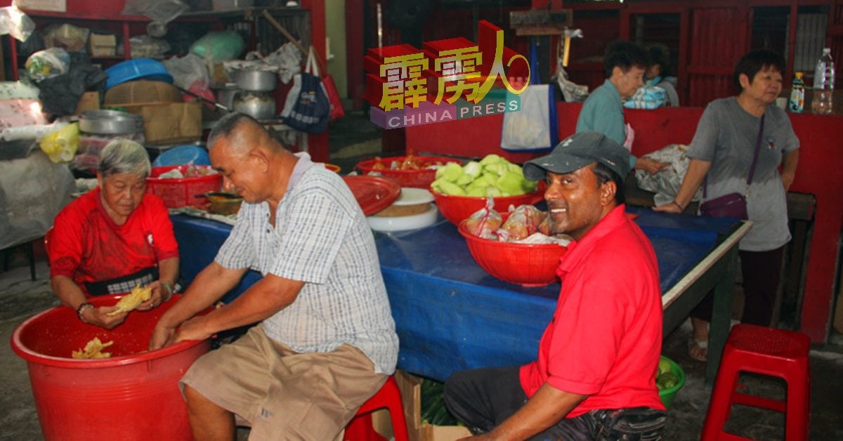 老君爷诞吸引外劳也参与斋饭烹煮工作中，尽显传统文化的魅力。