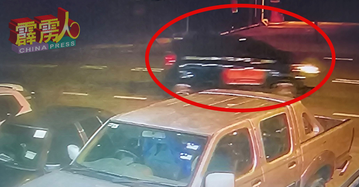 闭路电视摄下疑嫌犯乘坐的轿车。（警方提供）