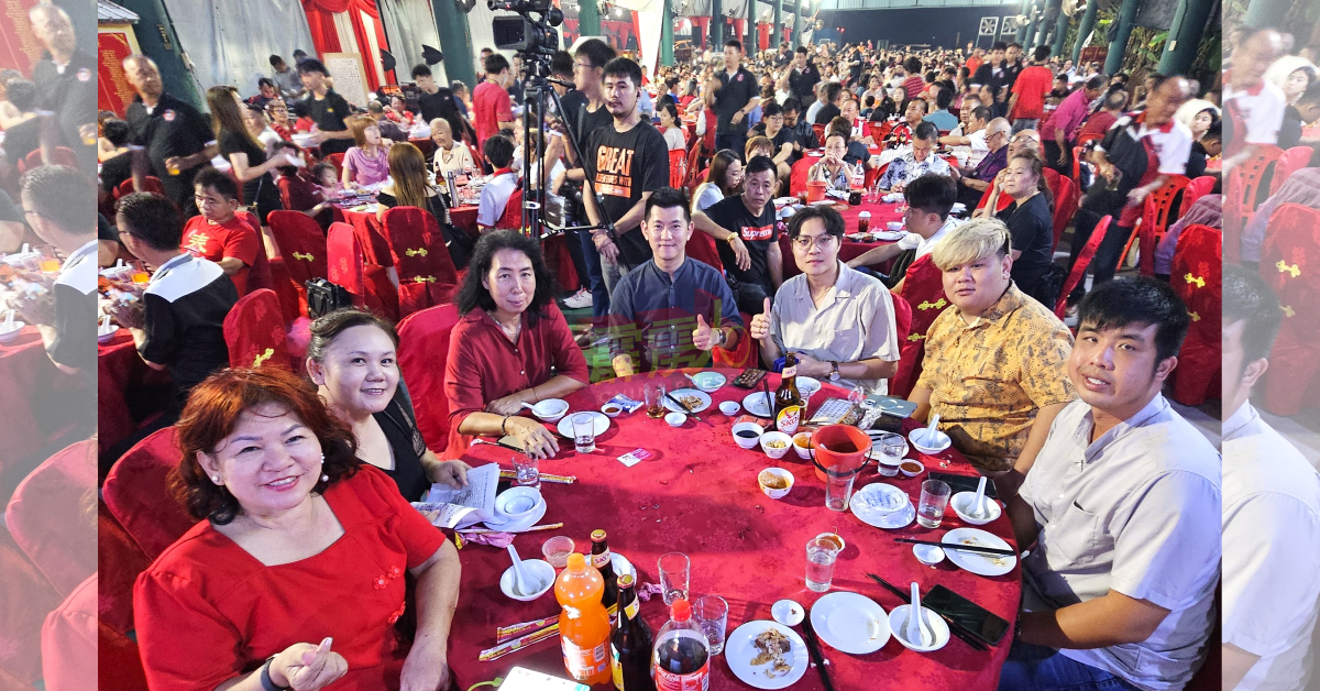 黄丽娟（顺时钟，左起）、陈秀珍、谢莲香、黄天荣及团队，出席联欢晚会。 