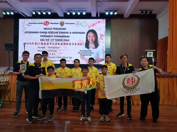徐建兴（前排左）率领霹雳州象棋棋手前往芙蓉出征2023年第27届全国中小学生象棋锦标赛。
