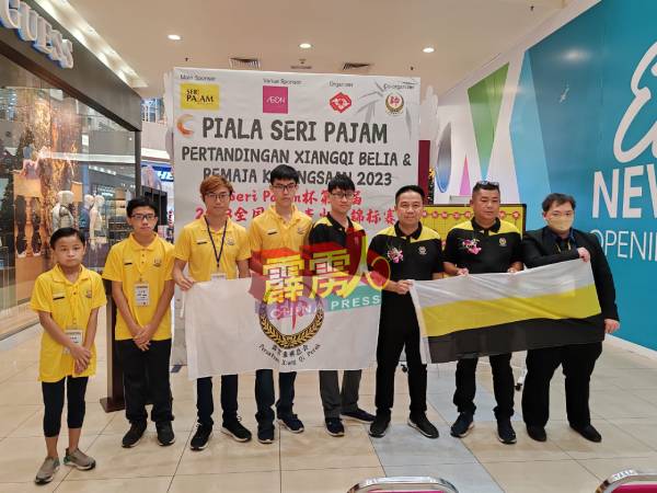 Seri Pajam杯第17届2023全国象棋青少年锦标赛霹雳州代表。右3为徐建兴。