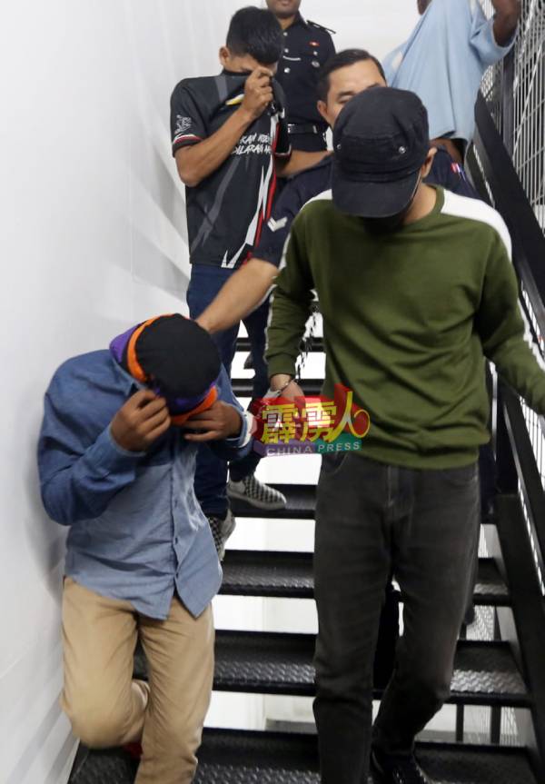 4名被告被押离法庭时，以衣服及帽子遮脸，躲避媒体的镜头。