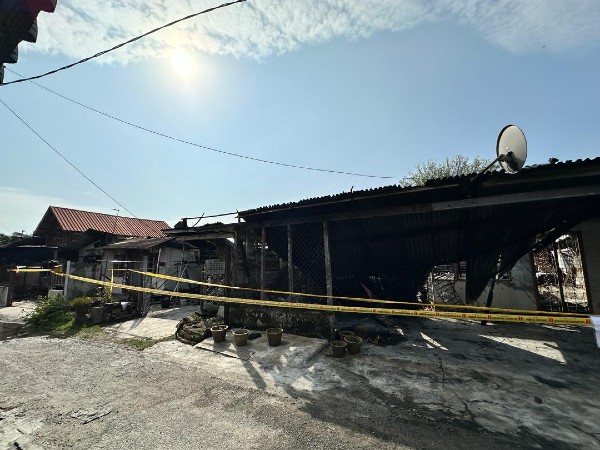 5间住家与货仓被烧毁。
