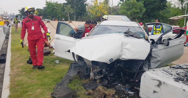 白色宝马轿车在泰国春武里府直辖县，因撞上休息站水泥柱，造成3死1伤惨剧。（自泰媒Khaosod English）