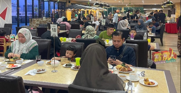 一些酒店在斋戒月期间推出开斋晚餐套餐，以吸引穆斯林同胞前来享用。（伍佩玲供）