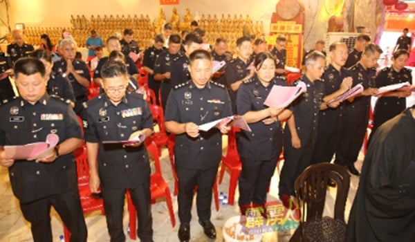 霹州各县内的警务人员专注宣读经文。
