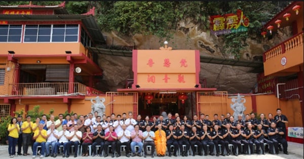 参与祈福会的华裔警察与法师释觉道（中）及李庆泉（右9）、黄光顺、徐俊华、廖永明与钟镇鸿合摄。
