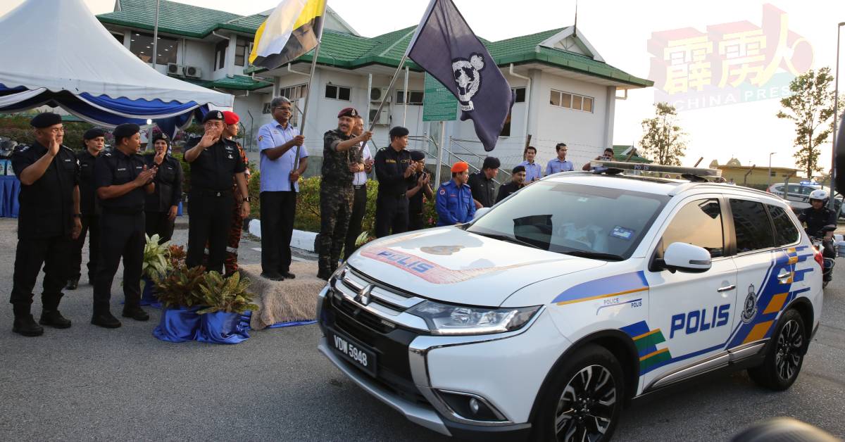 莫哈末尤斯里（中）为开斋节“安全行动22”队伍主持挥旗礼。