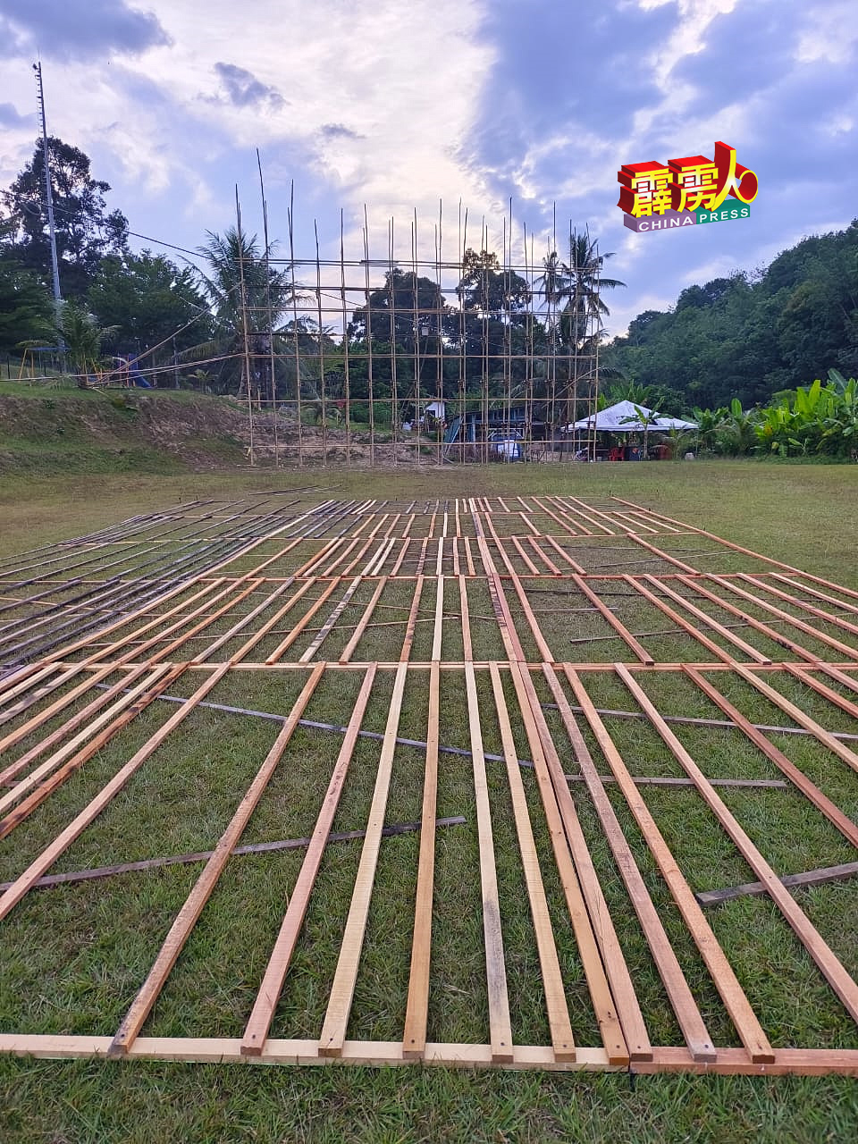 甘榜立布村民已经搭建好今年传统土油灯的竹棚架。