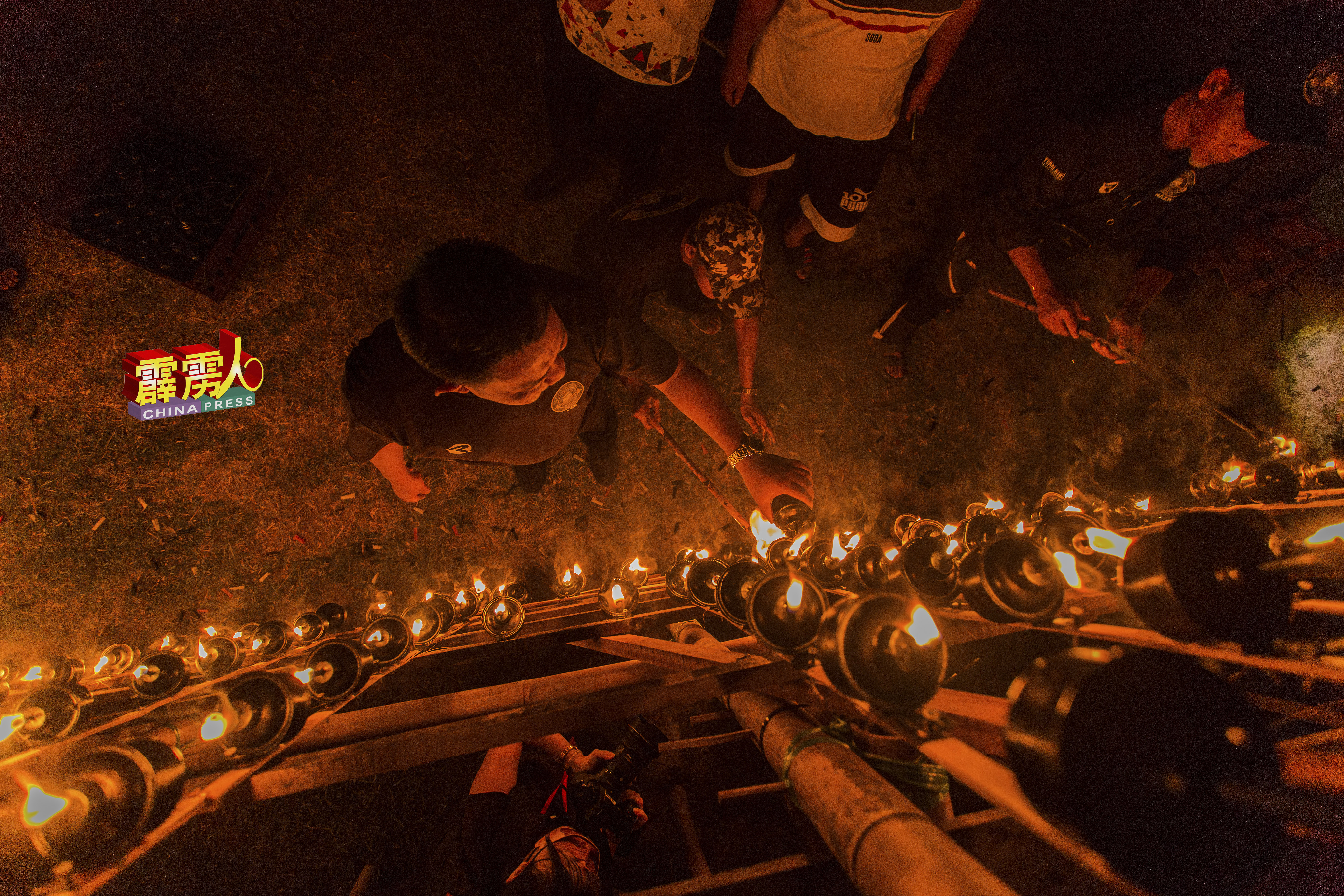 霹雳州江沙甘榜立布自2014年开始点燃传统土油灯迎开斋节，已经成为该甘榜的特色。