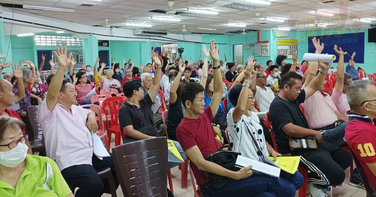 大会要求会员以举手方式决定是不是通过被争议的议程。