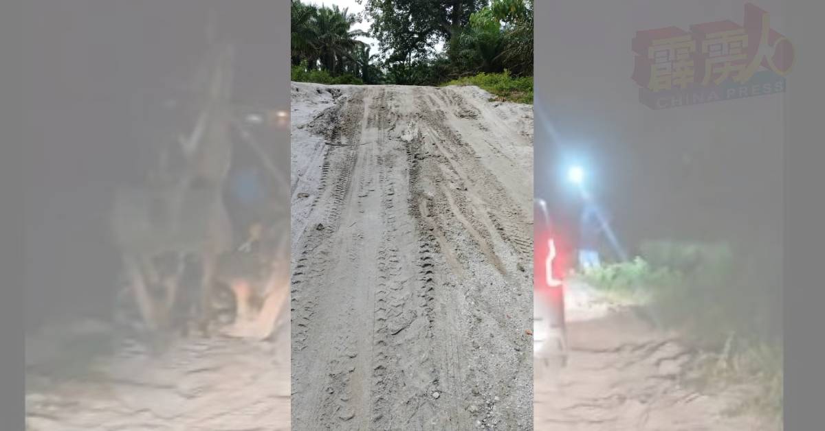 上坡前的路面无法承受太多车辆通行，导致沙泥变软下陷，使路况恶化，巴拉湾村民连夜出动泥机铺平路面，使到赶路的车辆能顺利通行。 （陈永光提供）