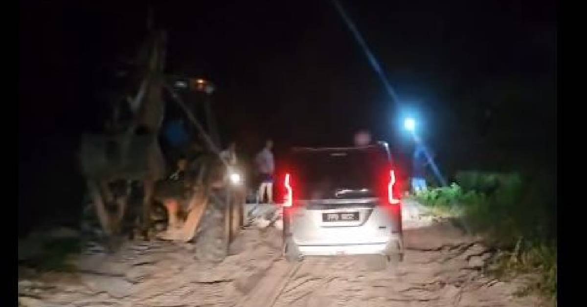 村民深夜出动泥机铲道路，让赶着回吉隆坡的轿车顺利通行；再鲁指若有机会再遇上伸出援手的村民，他会再次道谢。 （截自再鲁阿努亚视频）