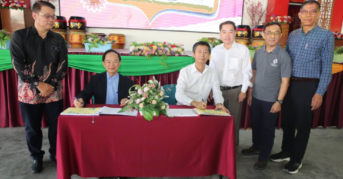 陈大锦（左2起）和颜登逸到访培南华中，并署名留念：左为胡荣华、马维利（右起）、郑国强、陈德杰。