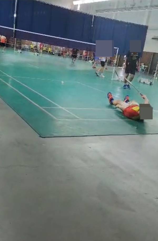 6旬华裔男子参加羽球比赛时，突然倒地不起。（视频截图）