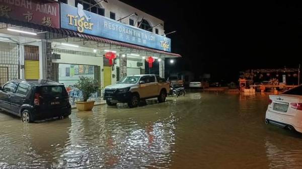 每当拿督施坤林路闪淹后，在旁的天天来餐馆这排商店首当其冲，店前必汪洋一片，生意多少受影响！