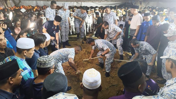 不幸罹难女海军诺法拉希米，遗体同三晚安葬在霹雳司南马的伊斯兰墓地。