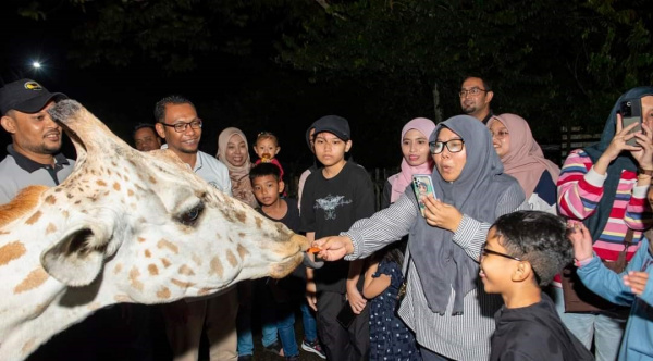来自霹雳苏丹办公室职员组团到访，参观夜间动物园及体验喂食动物乐趣。