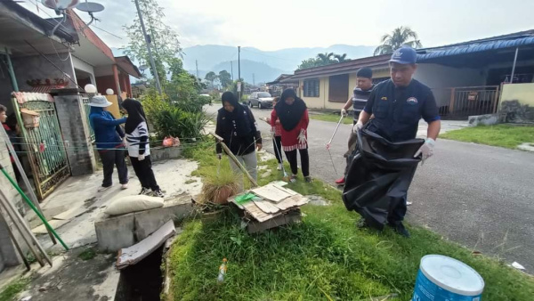 保阁亚三拉惹依迪利斯花园居民，分工合作清理排水沟。