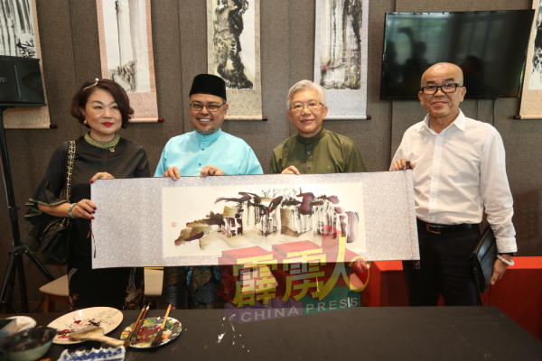 张金友（左起）、鲁迈兹、赖金峰及何伟明，一同欣赏画作。