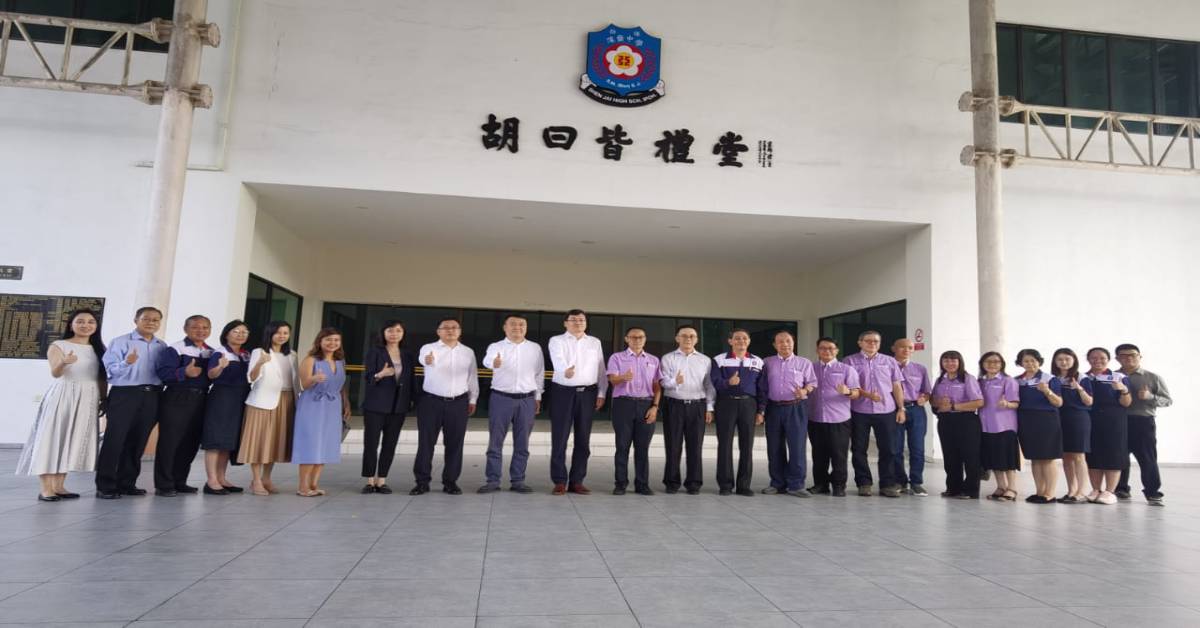胡恩林（右13）与董事部成员带领西安电子科技大学代表团参观深斋校园。