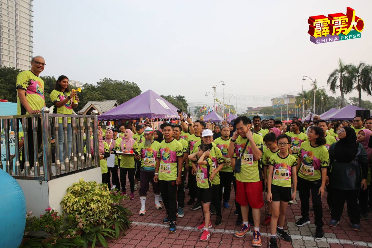 杜丝马诺加仁（台上右起）在马查哈陪同下为欢乐竞跑主持开跑鸣笛仪式。