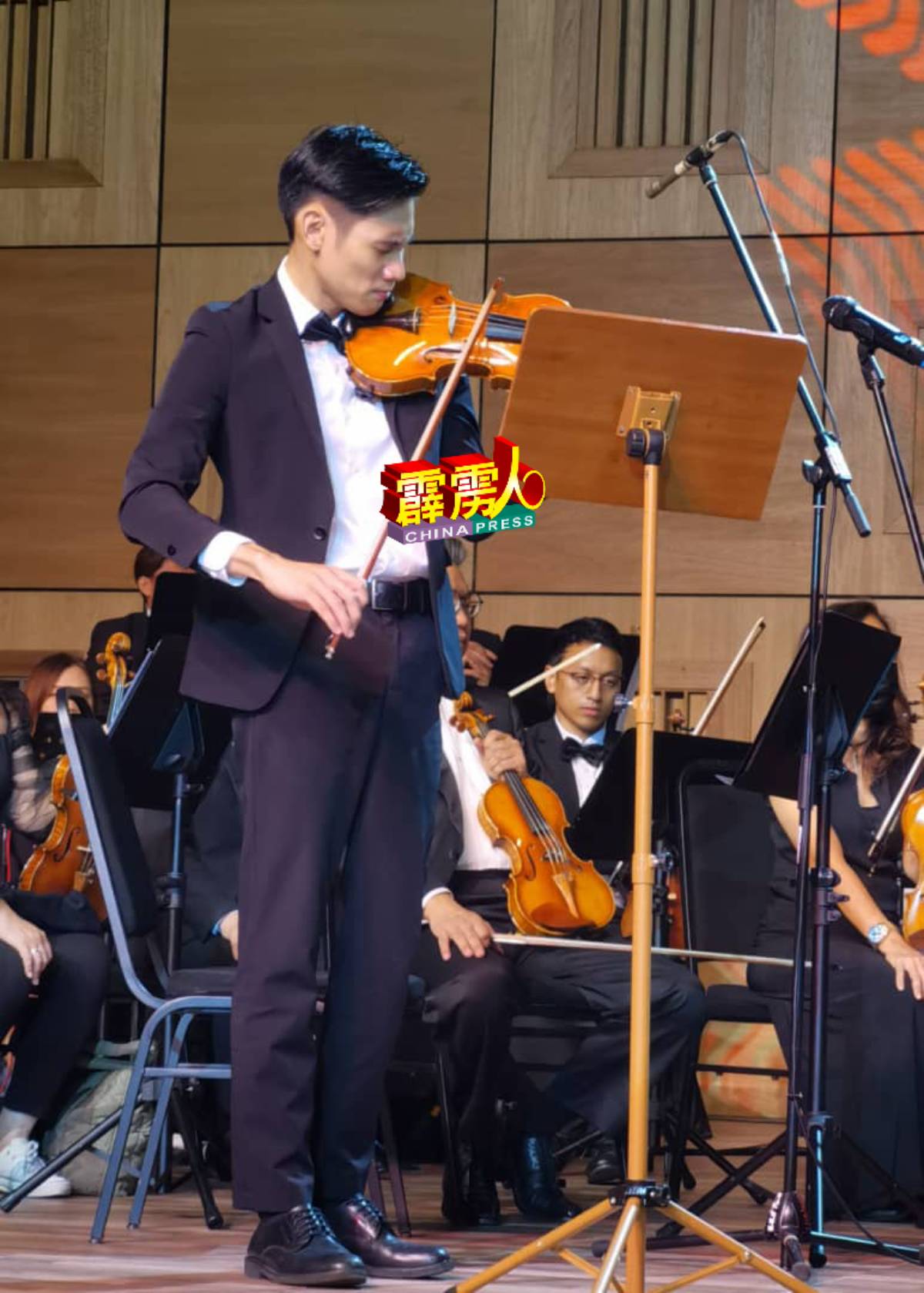 帅气乐手呈献小提琴独奏。