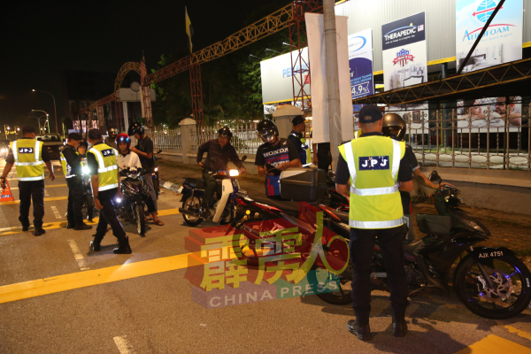 霹雳州陆路交通局在过去20天的“开斋节安全行动”（Ops HRA）中，共检查了5万6157辆交通工具。
