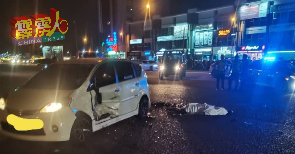  轿车与摩哆发生碰撞，导致2名华青丧命。（巴占义务消防队）