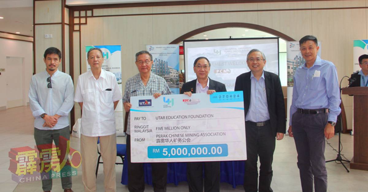 霹雳华人矿务公会副会长林振凯（左3）移交模拟支票给蔡贤德（右3）；左起骆振雄、陈联忠；右起丘宏义、尤芳达。
