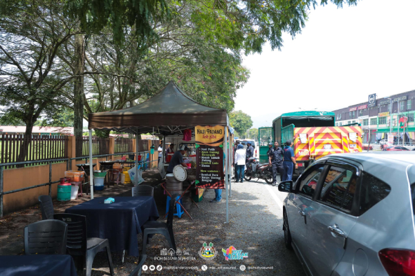 靠近佳邦澹米尔小学路口的无执照营业小贩，遭到执法取缔。（怡保市政厅面子书）