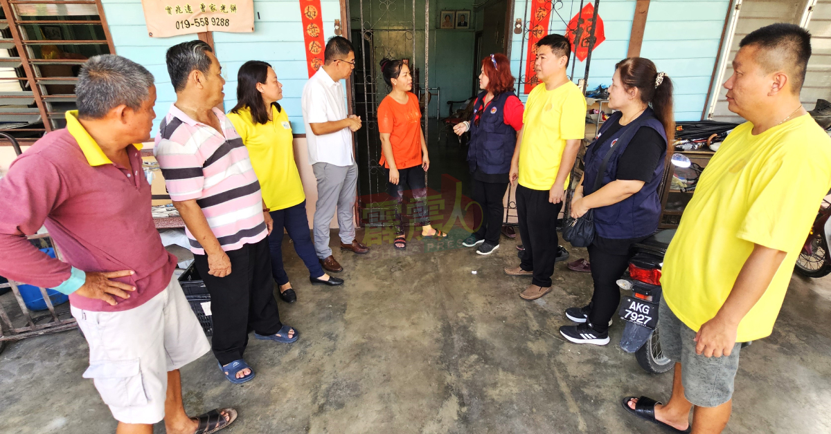 李锦思（左2起）、刘昌隆、黄丽娟（左6起）、张传文及陈秀珍，向莫珍歪新村蚊症疫区居民，瞭解情况。