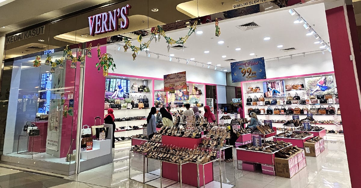 斯里曼绒永旺商场内的VERN’S分行门市生意不受影响，友族顾客在店内选购鞋子。