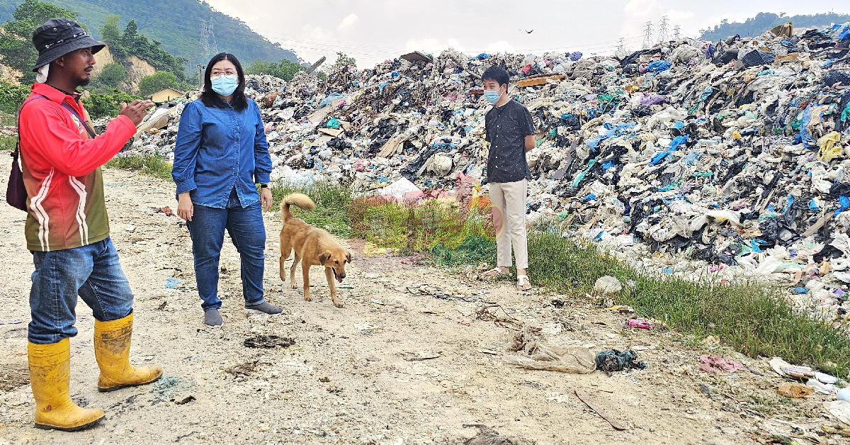 黄渼澐（左2）前往直落孟古鲁垃圾场，向工作人员瞭解事发经过。