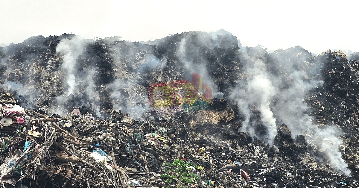 直落孟古鲁垃圾场多个已被烧焦的垃圾堆逾1周后，仍不时冒出浓烟。