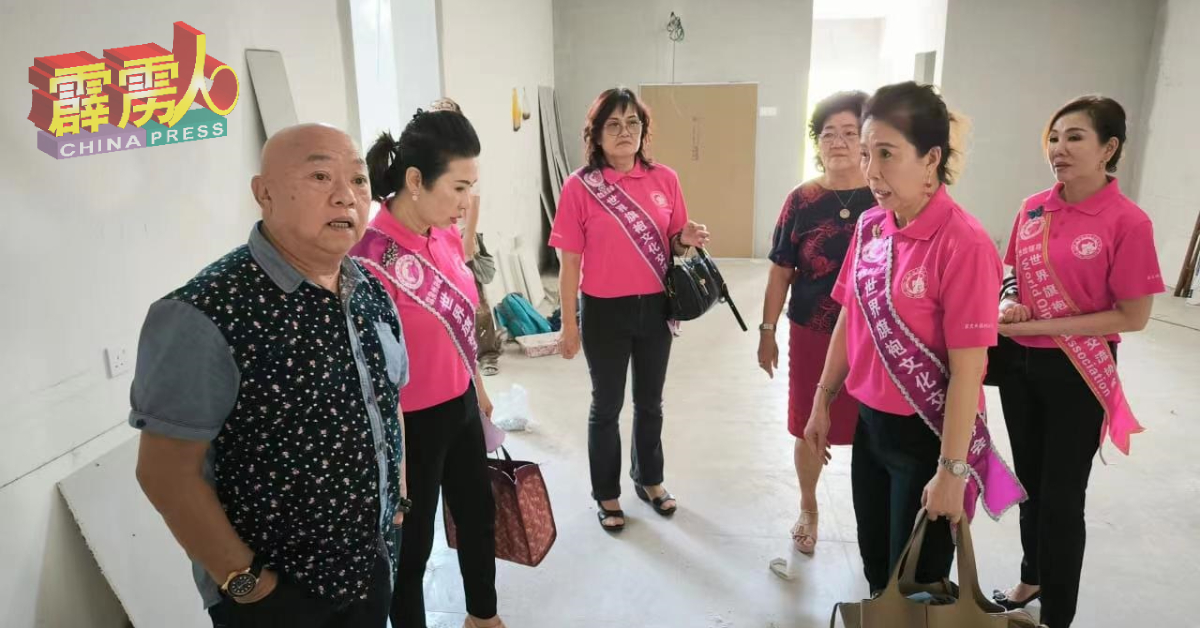 郭应楠（左）向霹雳旗袍公会一行人，讲解和平洗肾中心在新址的新结构。