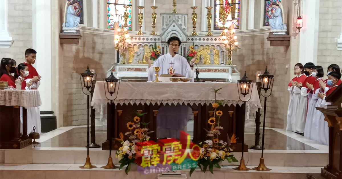刘善财神父主持圣召日弥撒时，呼吁年轻华裔教友积极响应加入圣职。