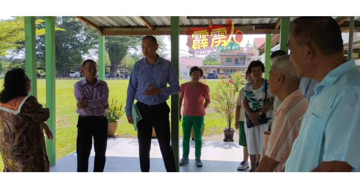 庄俊隆（左3）在向竹芭华小董事们汇报董总的组织结构丶方针及宗旨；左起陆翠珊丶余国文丶黄家田（右起）及曾耐和等人。