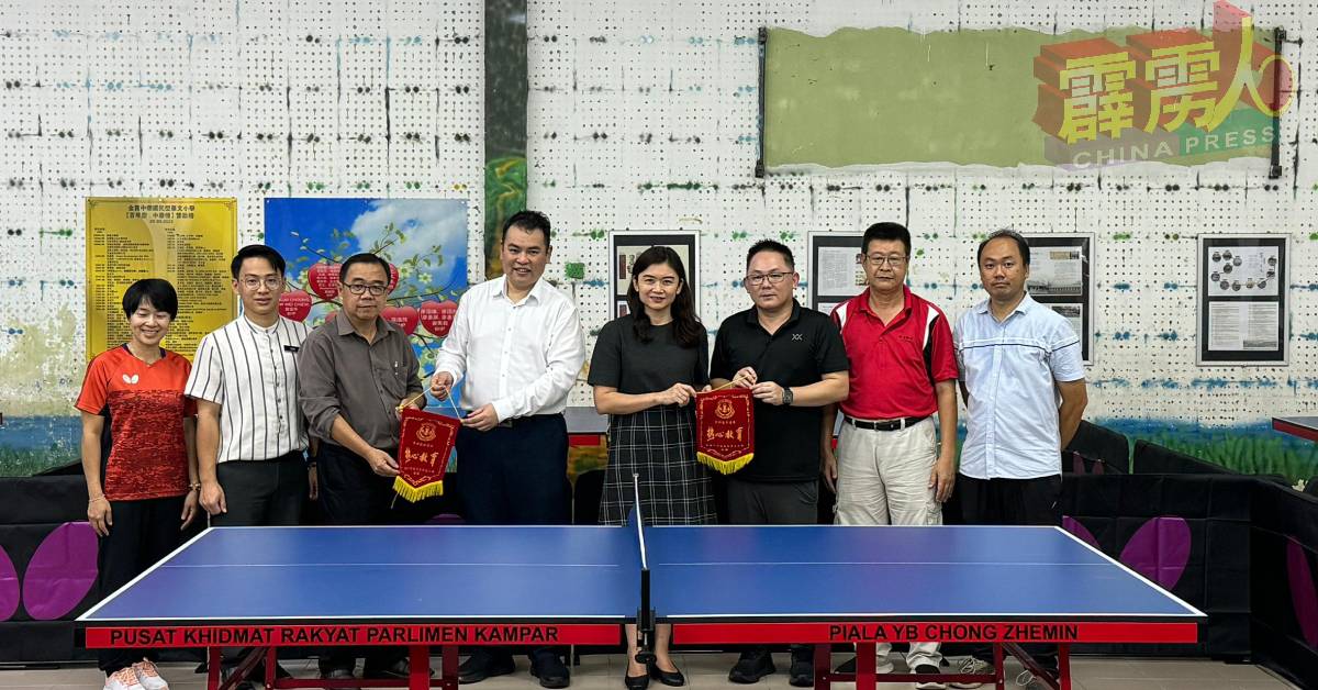 中华小学校长蔡子良（左3）赠送锦旗感谢张哲敏（左4起）与古海燕。