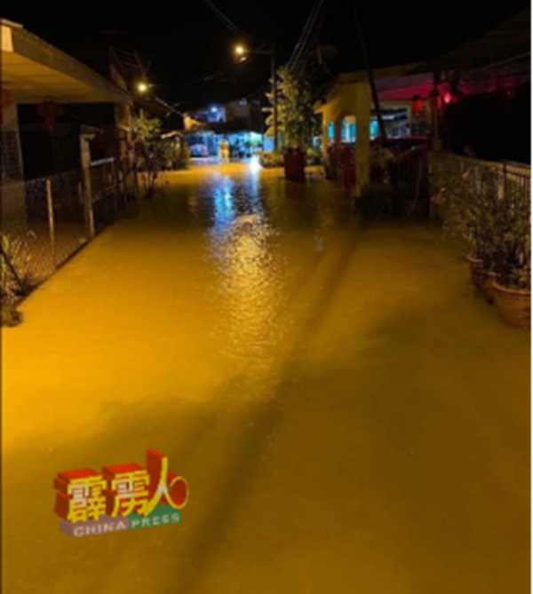 宁罗新村A区内的道路，水位约1尺，一眼望去如河流。 