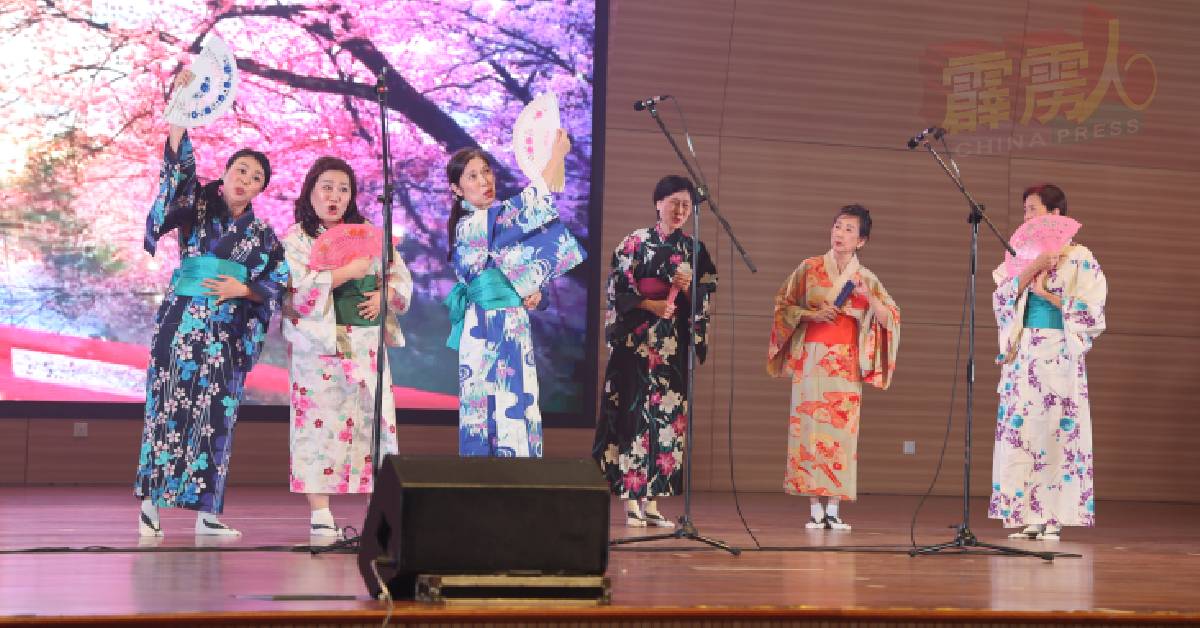 数位表演者以日本妇女装扮现身，精彩演唱了《Three Little Maids From School》。