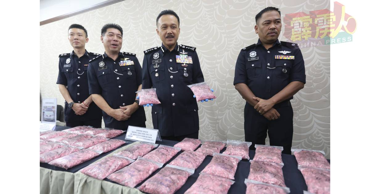 莫哈末尤斯里(右2)展示被充公的海洛因;左起为许凯胜、李庆泉、沙希迪。
