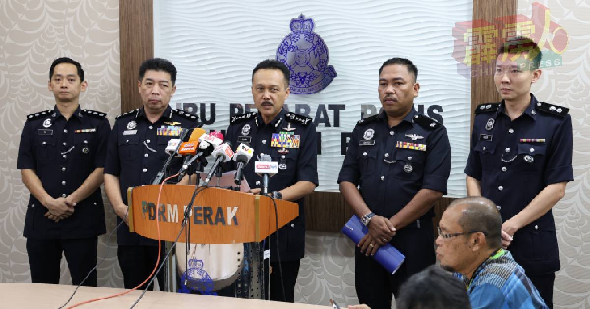莫哈末尤斯里(中)召开记者会,发布5月3日逮捕2名毒贩详情。左起为黄智远、李庆泉、许凯胜、沙希迪。